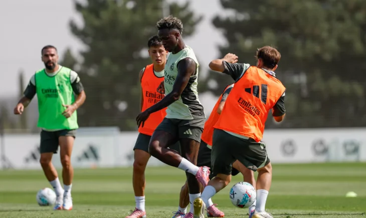 ريال مدريد يواصل استعداداته للموسم الجديد وسط غياب 3 لاعبين بارزين عن التدريبات. تعرف على التفاصيل الفنية والبدنية لحصة اليوم في فالديبيباس.